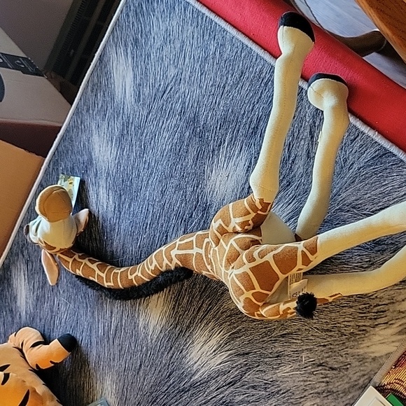 Madagascar Giraffe Poseable Legs and Neck - Picture 1 of 2